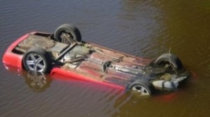 Maşină condusă de un şofer beat răsturnată în râu