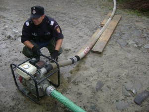 inundatii-pompier-pompa
